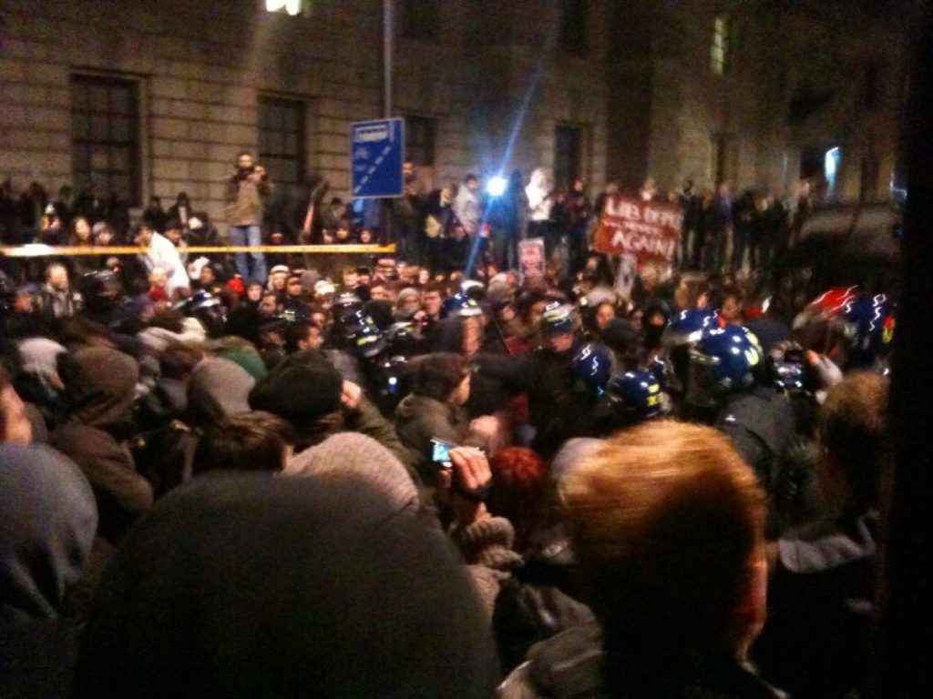Police fight demonstrators on Whitehall as MPs vote on tuition fees
