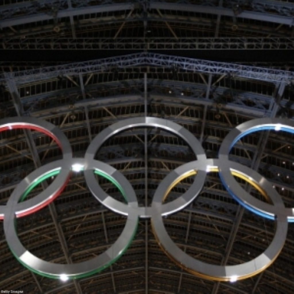The Olympics rings unveiled in St Pancreas station