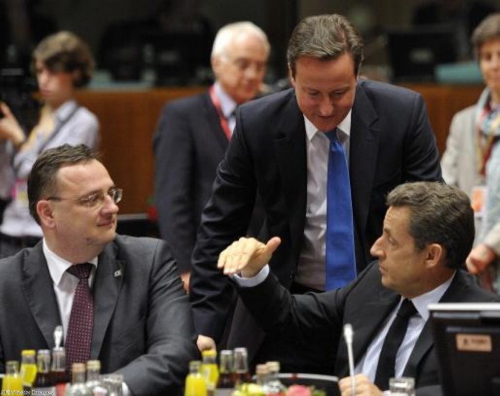 David Cameron keeps an eye on Nicolas Sarkozy's negotiations