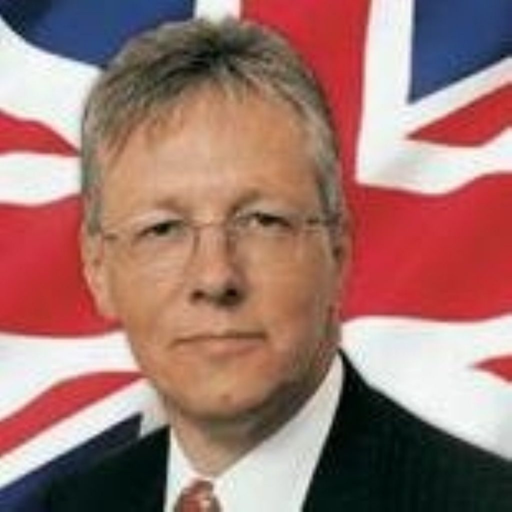 Peter Robinson unanimously the new DUP leader