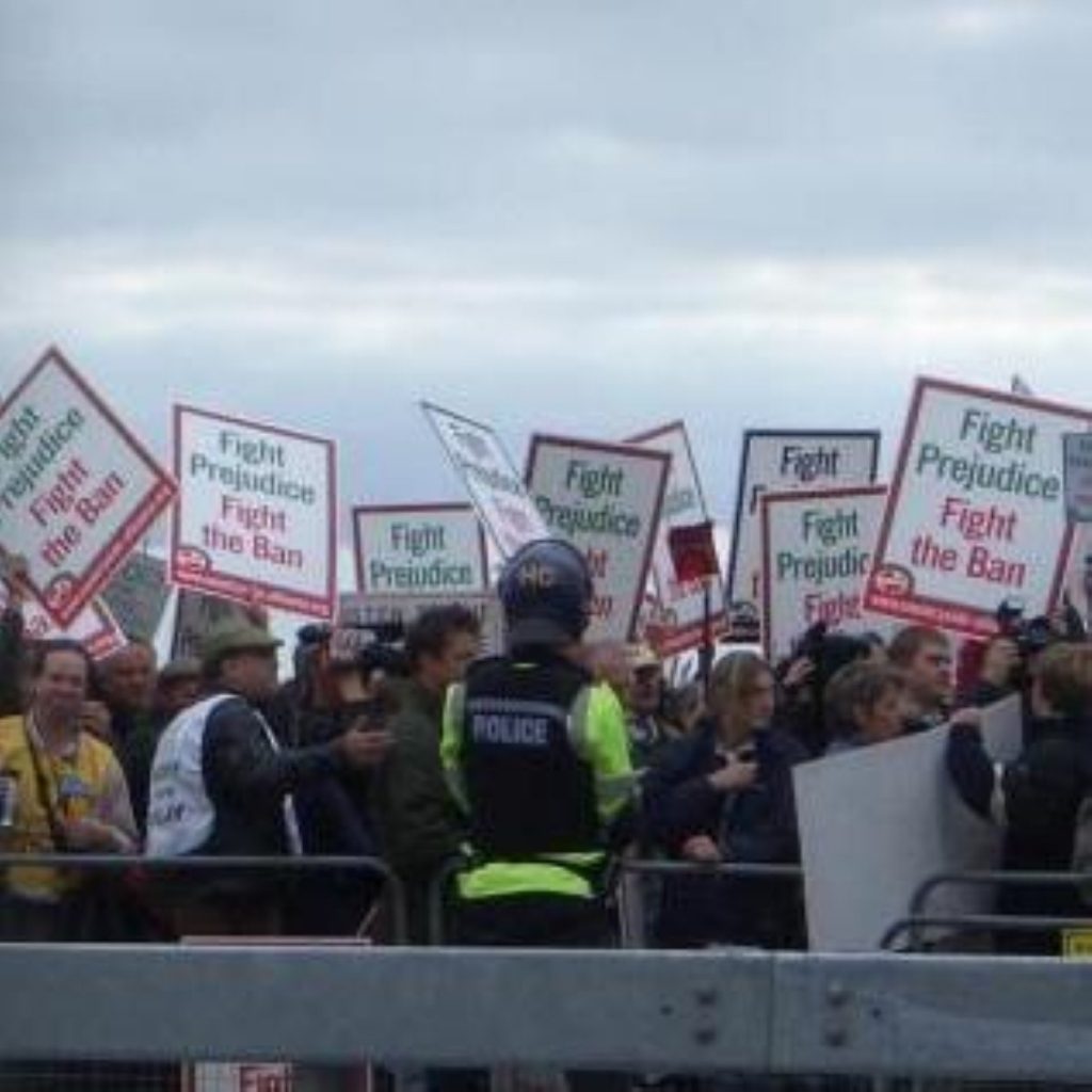 Pro-hunt protestors outside the Labour party conference in 2004