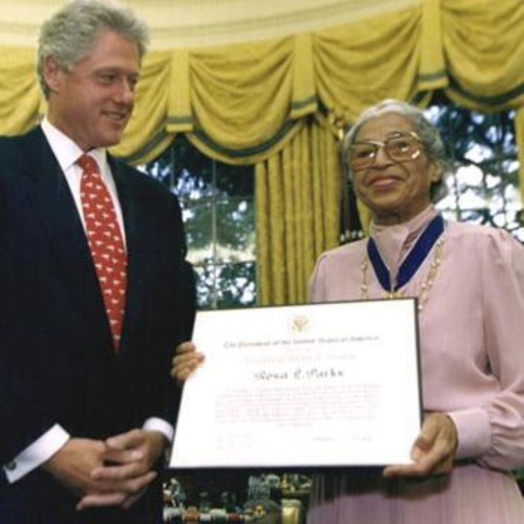 Rosa Parks recieves an award from former-president Bill Clinton in